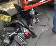 Tragis! Video Bocah 13 Tahun Naik Motor Sambil Main HP, Meregang Nyawa di Kolong Truk Kontainer