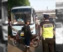 Pemotor Dikrubuti Polisi Dan Petugas DLLAJR Karena Masuk Jalur Bus Way dan Melawan Arah