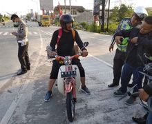Presiden Dildo Nurhadi Mudik Naik Honda C70 Bikin Polisi Bengong