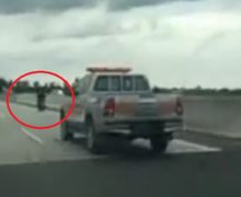 Video Kejar-kejaran Pemotor Dengan Petugas Patroli di Jalan Tol Medan, Mobil Petugas Kalah Kencang