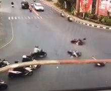 Video Detik-detik Terobos Lampu Merah di Persimpangan, Pemotor Terpental Gak Berkutik