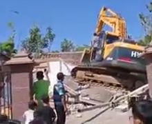 Viral Video Akibat Istri Selingkuh Rumah Mewah Dirobohkan Excavator Jalanan Diblok Motor Pun Gak Bisa Lewat 