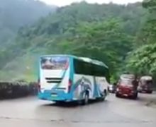 Bis Rem Blong di Tikungan Sitinjau Padang Tabrakan Dengan 2 Mobil Tangki, Pemotor Hampir Tersambar, Ini Videonya