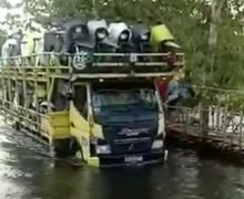 Ajaib, Video Puluhan Motor Honda Scoopy Gress Berhasil Terjang Banjir Satu Meter