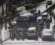 Ngeri, Video Detik-detik Truk Seruduk 4 Motor di Turunan Rapak,  Jalanan Langsung Macet
