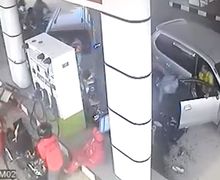 Video Detik-detik Mobil Hilang Kendali Hantam Keras Pom Bensin, Pemotor Menjerit Kesakitan