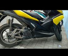 Aneh Banget, Pemotor Gak Sadar Knalpot Yamaha Aerox Copot, Netizen Ikut Kebingungan