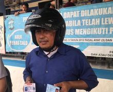 Asik Banget, Polres Tangerang Selatan Bagikan Helm Gratis Kepada Pemohon SIM