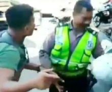 Nasib Pemotor yang Mengamuk dan Pukul Polisi di Jalanan, Gak Berkutik Banjir Air Mata