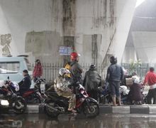 Pemotor Neduh Dari Hujan di Flyover Bisa Ditindak Polisi, Dendanya Bikin Kaget