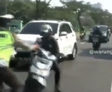 Kaget Razia, Pemotor Nyaris Nyenggol Mobil Mau Nabrak Polisi Akhirnya Jatuh dan Pura-pura Pingsan