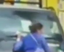 Video Seorang Wanita Nekat Menabrakkan Diri ke Mobil dan Motor yang Lewat, Pemotor  Kebingungan