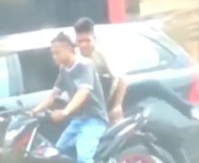 Video Detik-detik Pemotor Pura-pura Berhenti di Pinggir Jalan, Sekali Lempar Koper Melayang