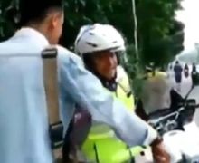 Tegang, Video Pemotor Ngamuk dan Marahi Polisi Gara-gara Helm, Dikasih Surat Tilang Langsung Diam