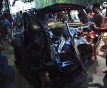 Tragis, Wuling Potong Jalan Perlintasan Kereta Terpental Menimpa Motor Driver Ojol