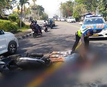 Miris, Satu Keluarga Kecelakaan Naik Sepeda Motor, Tiga Orang Tergeletak di Tengah Jalan