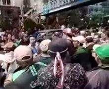 Blok M Mencekam, Video Ratusan Ojol Nyaris Bentrok Dengan Ojol Lain Yang Ogah Ikut Demo