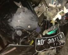 Warga Kaget, Honda Astrea Grand Gak Berbentuk Hantam Truk, Pemotor Luka Parah Terseret di Aspal
