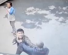 Video Dua Pemotor Senggolan Berujung Duel, Kepala Sampai Dipukul Rantai, Warga Gak Berani Melerai