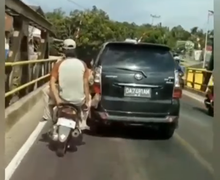 Kecil-kecil Cabe Rawit, Video Skutik Lawas Suzuki Spin Kuat Dorong Mobil 1,6 Ton Sambil Boncengan