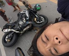  Kawasaki Z1000 Ringsek Terlibat Kecelakaan, Korban Malah Asyik Selfie di Atap Mobil, Kenapa Nih?