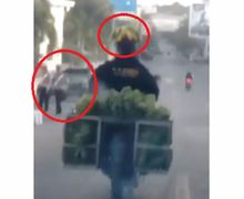 Koplak, Video Pemotor Lolos Razia Polisi Pakai Helm Pisang, Enggak Ditilang, Bro!