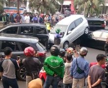 Bintaro Lumpuh, Kecelakaan Beruntun Bikin Macet Total, Pemotor Bingung Cari Jalan