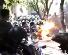 Mahasiswa Berhamburan, Video Honda CB Ludes Terbakar di Parkiran, Pemilik Motor Tertunduk Lesu