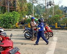 Waduh Calon Ibukota Baru Diselimuti Asap Tebal, BNPB Balikpapan Bagikan Masker ke Pemotor