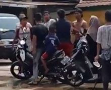 Warga Histeris, Video Pemotor Dipukuli Karena Marah Disiram Air, Tradisi Balimbur Ternoda