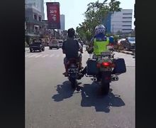 Baik Banget, Polisi Ini Bantuin Stut Motor Warga yang Mogok Sampai ke Bengkel
