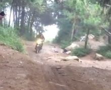 Viral Video Tukang Ojek di Gunung Sindoro, Ternyata Tarifnya Murah Banget Bro!