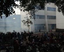 Depan Gedung BPK Mencekam, Pendemo Terlibat Bentrokan dengan Aparat, Massa Rusak Motor di Parkiran