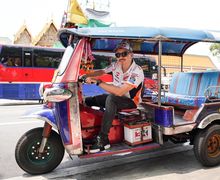 Gak Mau Kalah Sama Marquez, Jorge Lorenzo Ikutan Narsis di Atas Tuk-tuk Jelang MotoGP Thailand