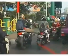 Brutal, Video Tendangan Kungfu Pengendara Yamaha NMAX ke Pengendara Honda BeAT, Korban Nyaris Terjungkal