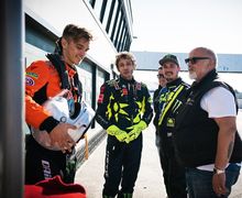 Apa-apan Nih! Valentino Rossi Ngebut Naik Mobil Balap di Misano, Gantung Helm Nih?