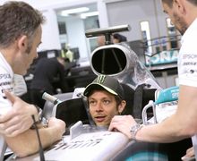Beneran Jadi! Valentino Rossi dan Lewis Hamilton Tukar Pakai Motor MotoGP dan Mobil F1, Rossi Udah Ngukur Aja