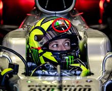 Terungkap, Ini Alasan Valentino Rossi Pakai Helm Lain Dilabeli AGV, Pas Jajal Mobil F1 Lewis Hamilton