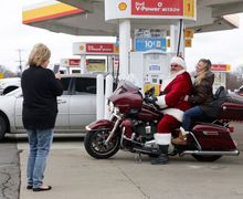 Unik Banget, Santa Klaus Meriahkan Natal Sambil Naik Harley Davidson