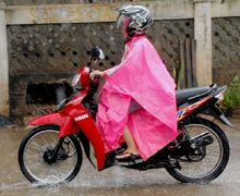 Sudah Masuk Musim Hujan, Ini Alasan Bikers Dilarang Keras Naik Motor Pakai Sandal