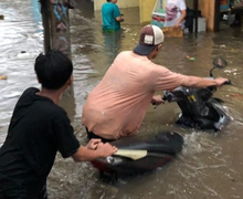 Pelajaran Penting Banjir di Jakarta, Warga Kompak Saling Membantu Pengendara Motor yang Kebanjiran, Ini Faktanya
