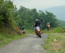 Komunitas Serigala Riders Ajak Pengguna Motor Trail Bantu Korban Banjir Bandang di Lebak