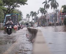 Waspada, Bikers yang Terpaksa Beraktivitas di Luar Rumah, BMKG Prediksi Hujan Lebat Disertai Angin Hari Ini