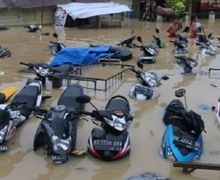 Motor Bikers Terendam Banjir, Modal Oli Bekas Dijamin Aman Nih Caranya