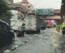 Hujan Deras Kembali Mengguyur Jakarta dan Sekitarnya Hari Ini, Pemotor Waspada Banjir