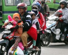 Street Manners: Motor Jadi Enggak Seimbang, Pemotor Bonceng Tiga Bisa Dipenjara 1 Bulan