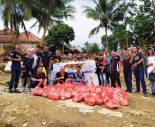 Korban Banjir Lebak Banten Tersenyum, GSX Community Nusantara Bagikan Sembako dan Perlengkapan Sekolah