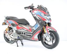 Body Motor Berkelir Livery Helm Nicky Hayden, Yamaha NMAX Ini Raih Gelar Master di Customaxi Medan