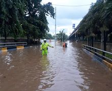 Motor Masuk Jalan Tol Dalam Kota Hindari Banjir Cempaka Putih