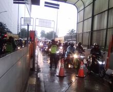 Breaking News! Hujan 8 Jam Jakarta dan Sekitarnya Dikepung Banjir, Ratusan Pemotor Terobos Tol Rawa Buaya